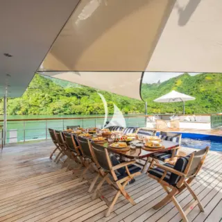 Main deck al fresco dining