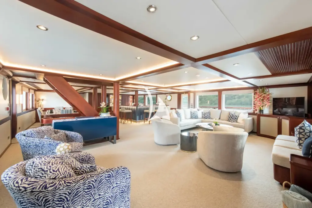 LATITUDE - Main deck lounge