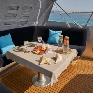 Forward dining nook