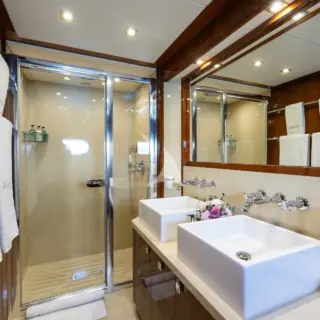 Guest ensuite bathroom 2 lower
