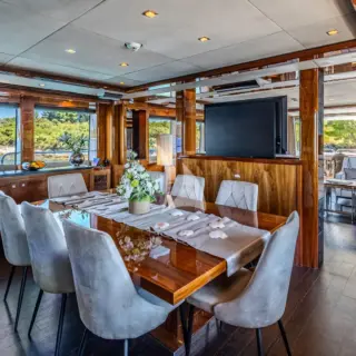 Arago interior Dining