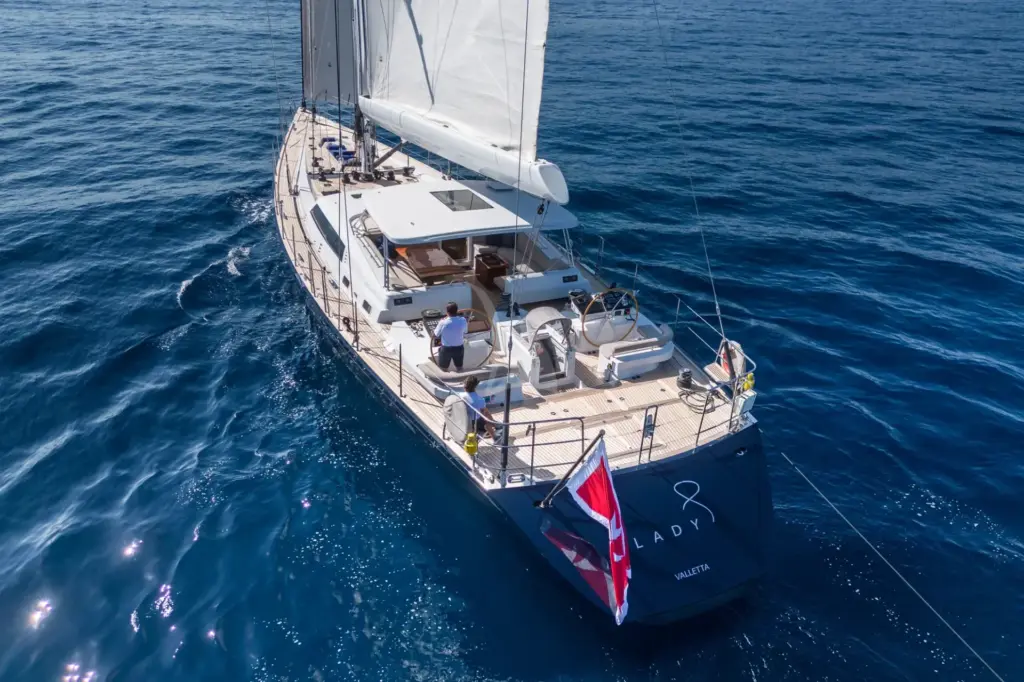 LADY 8 sailing