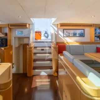 LADY 8 Salon looking aft