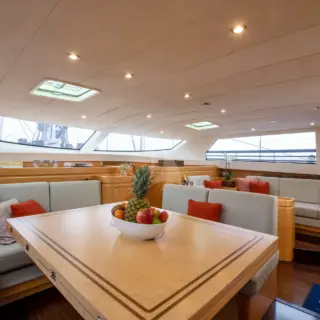 LADY 8 Salon with lounge and dining table