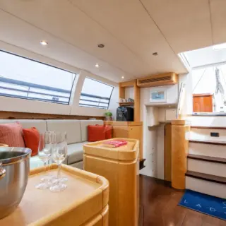 LADY 8 Salon with lounge and dining table