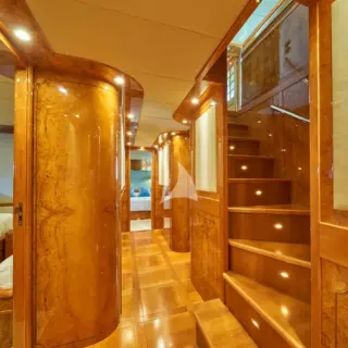 Aisle lower deck