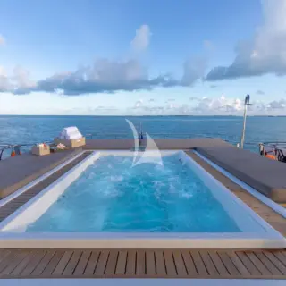 SAFE HAVEN - Jacuzzi