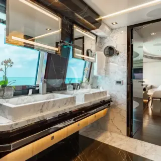Owner's ensuite - Aft facing