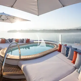 Sundeck Jacuzzi