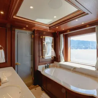 VIP bathroom en suite
