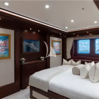 Lower deck double cabin