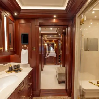 Owner's shower room 'his' en suite