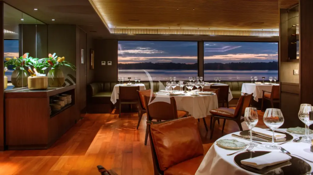 AQUA NERA - Indoor Dining