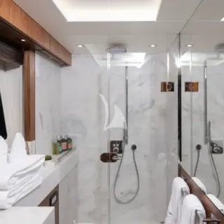 Guest Stateroom - En Suite Bathroom