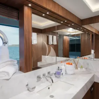 Primary Stateroom - En Suite Bathroom