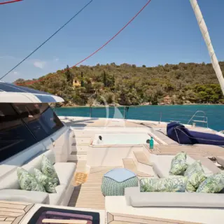 Fore seating area with Jacuzzi