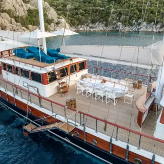 Deck dining and bar
