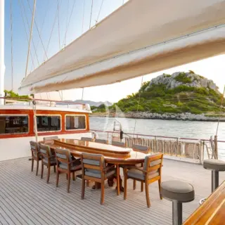 Foredeck dining