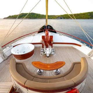 Bow seating
