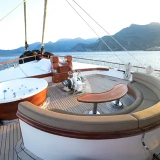 Bow seating
