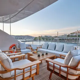 WHITE KNIGHT - Sundeck