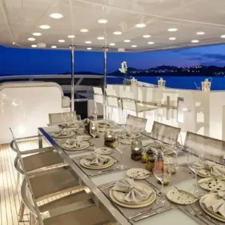 WHITE KNIGHT - Sundeck dining