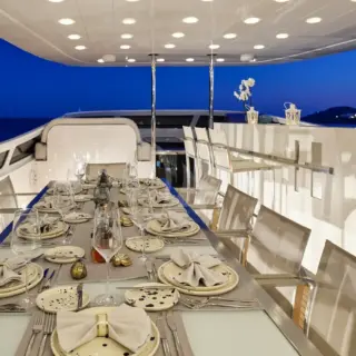 WHITE KNIGHT - Sundeck dining