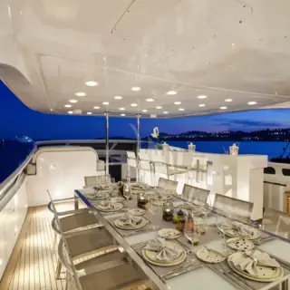 WHITE KNIGHT - Sundeck