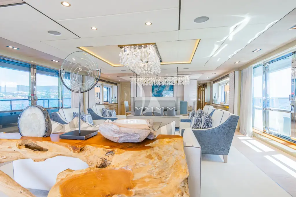 THUMPER - Main saloon