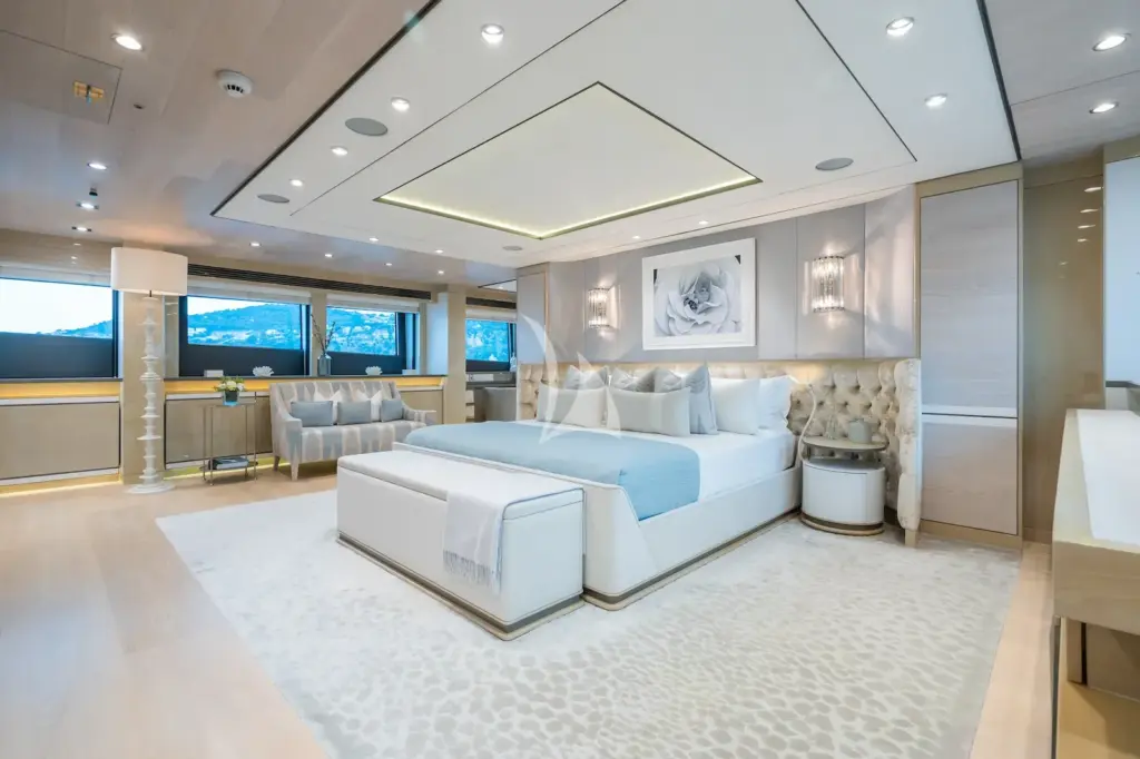 THUMPER - Full beam master stateroom