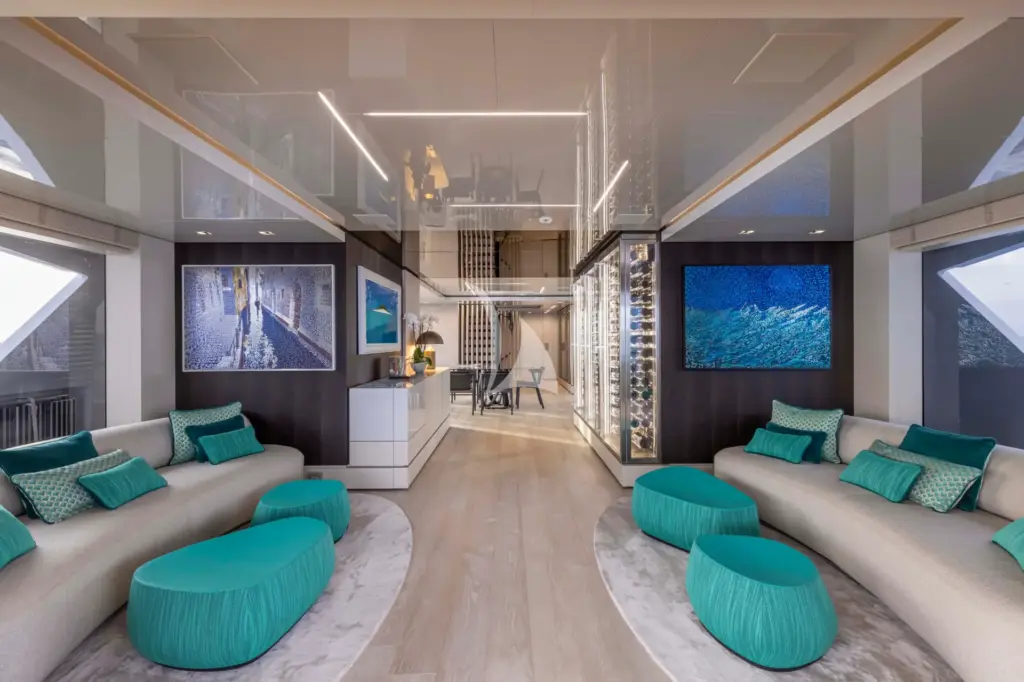 EMOCEAN - Main salon looking forward