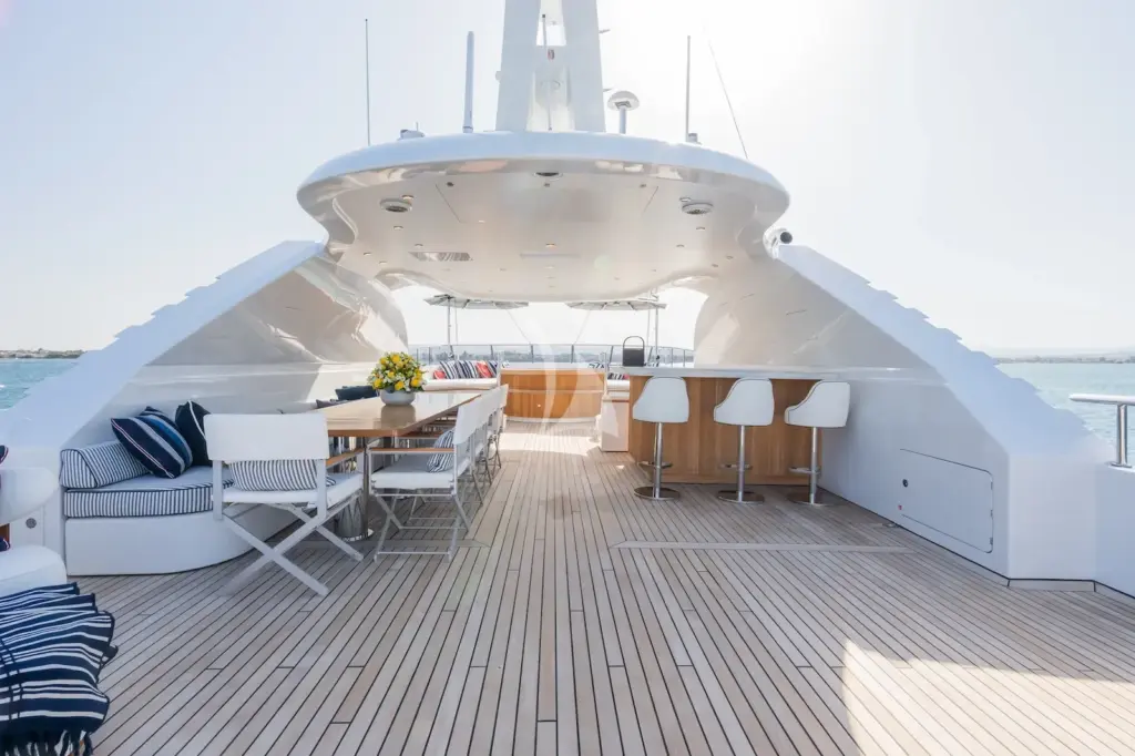 MAXIMILIAN MMIV - Sundeck al fresco eating and bar