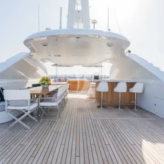 Sundeck al fresco eating and bar