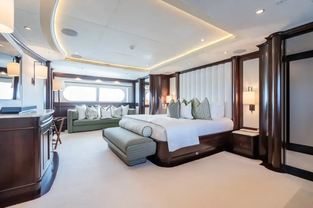 MAXIMILIAN MMIV - Full beam master stateroom