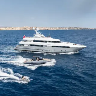 MAXIMILIAN MMIV - Chase boat and jetski running