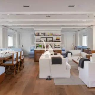 Main deck lounge & dining area
