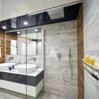 Mid King Ensuite