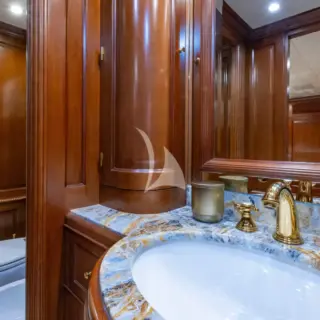 Queen Guest Stateroom Head
