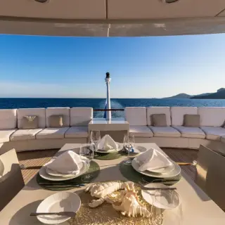 Aft seating main deck