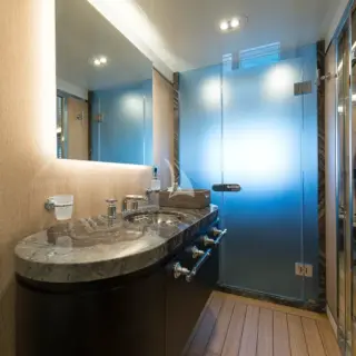 Bathroom double guest cabin 2