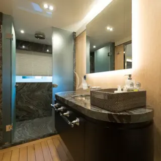 Bathroom double guest cabin 1